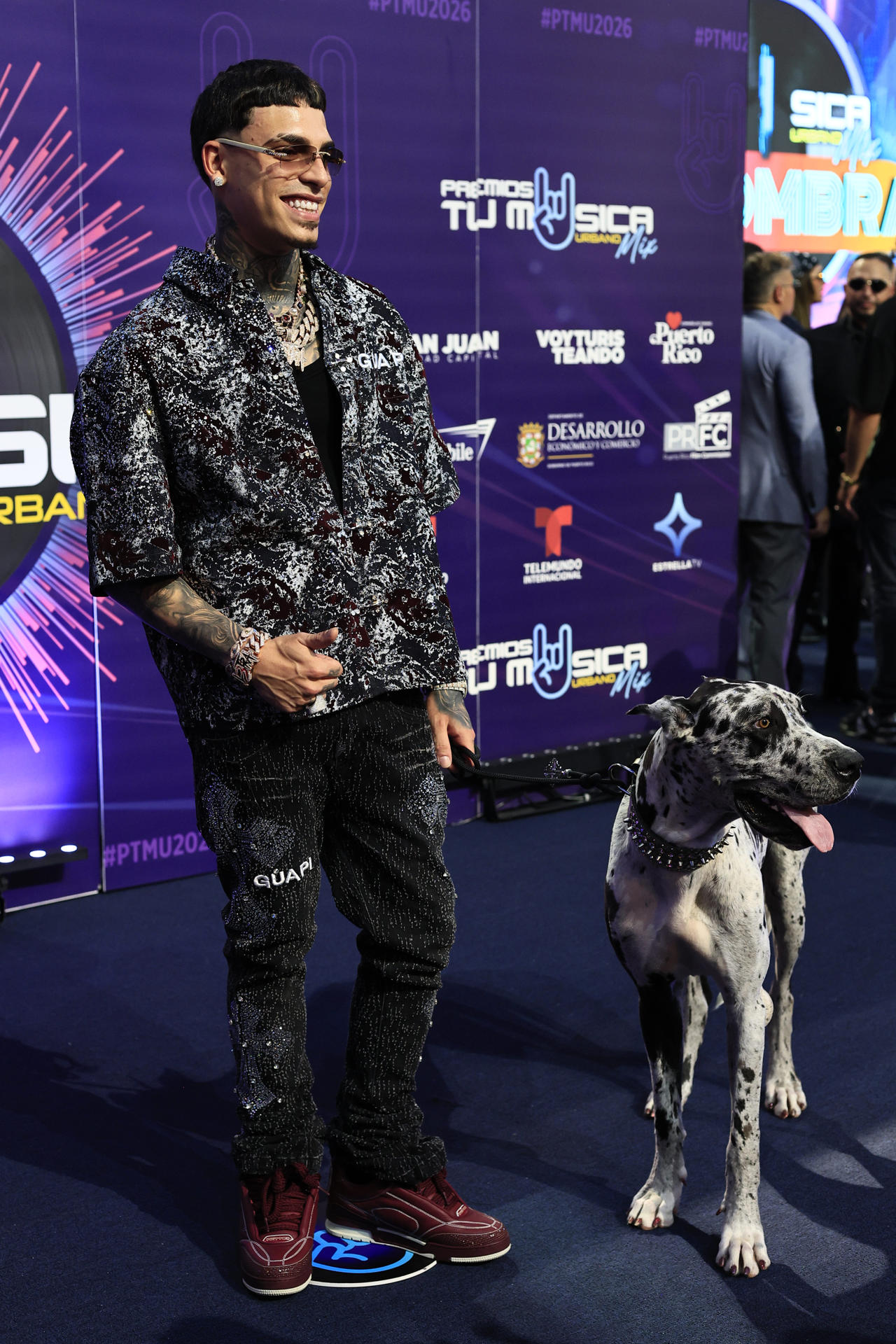 El cantante Luar la L posa en la alfombra roja previo a la entrega de los Premios Tu Música Urbano este jueves, en el Distrito T-Mobile en San Juan (Puerto Rico). EFE/ Thais Llorca
