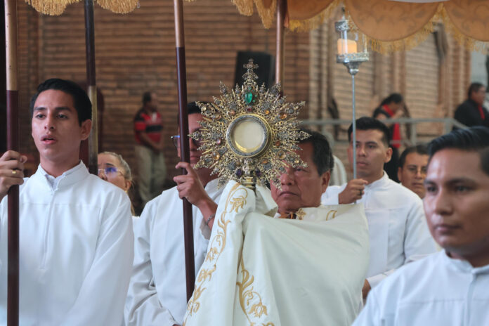 El Arzobispo de la ciudad de Santa Cruz, René Leigue (c), asiste a la misa en conmemoración de la festividad de Corpus Christi este jueves, en Santa Cruz (Bolivia). EFE/ Juan Carlos Torrejón
