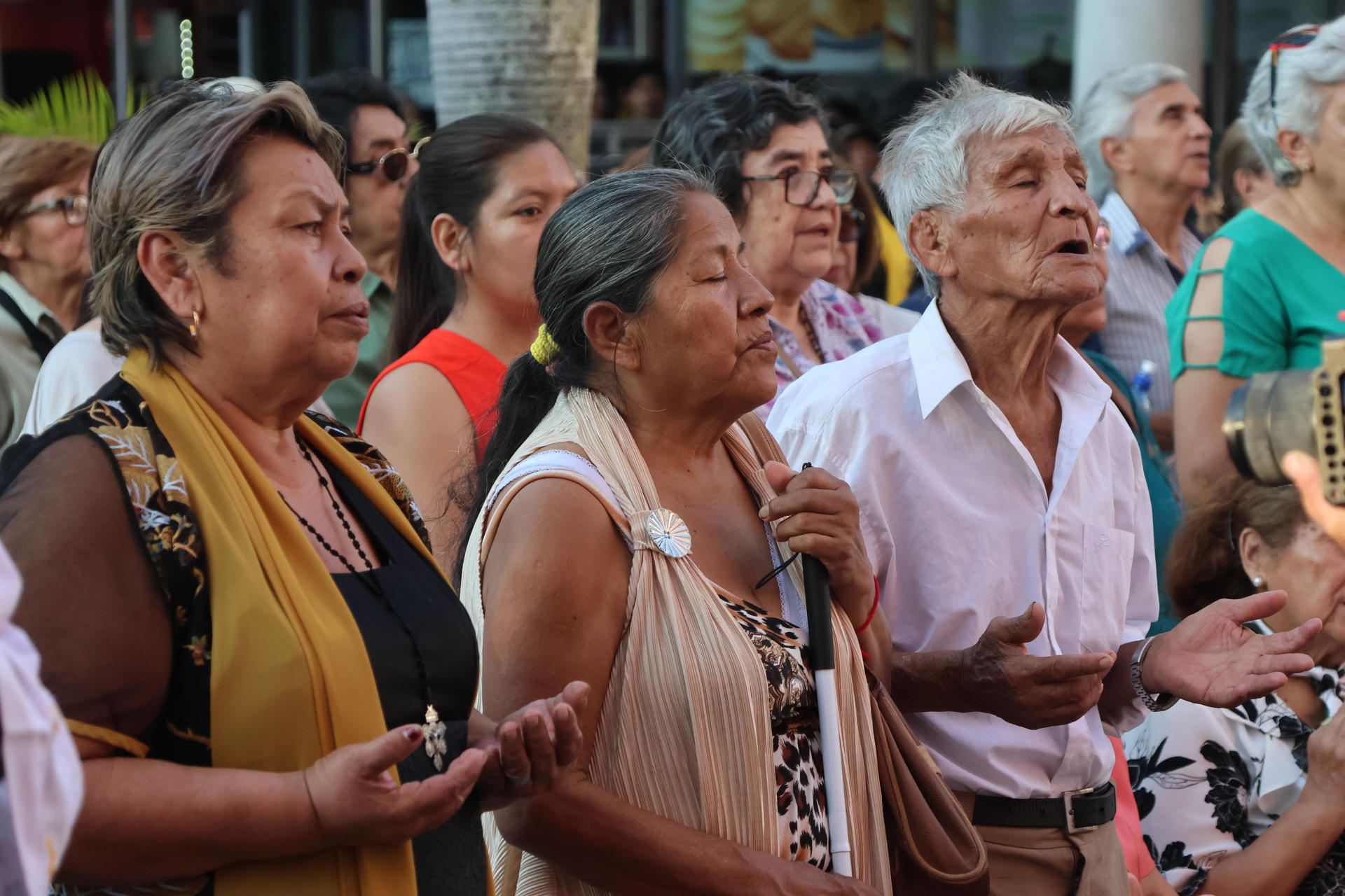 Fieles participan la misa en conmemoración de la festividad de Corpus Christi este jueves, en Santa Cruz (Bolivia).EFE/ Juan Carlos Torrejón
