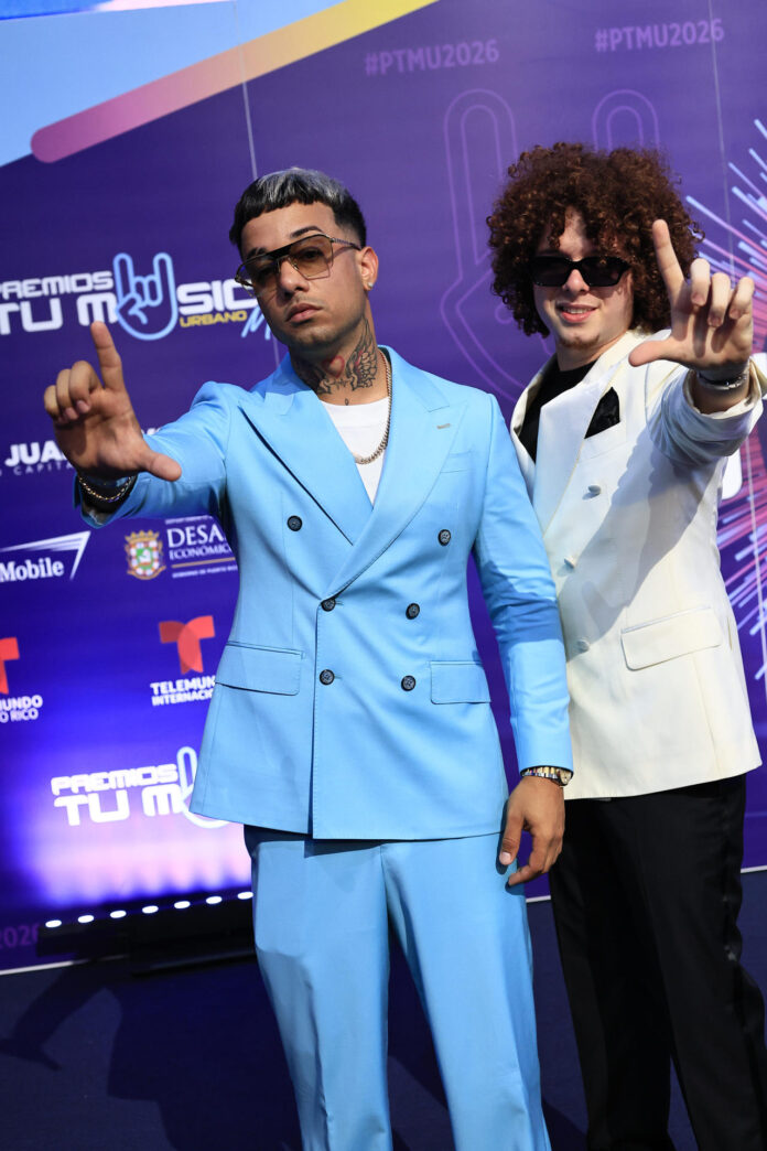 Los cantantes El Rojo (i) y Néstor posan en la alfombra roja de los Premios Tu Música Urbano este jueves, en el Distrito T-Mobile en San Juan (Puerto Rico). EFE/ Thais Llorca
