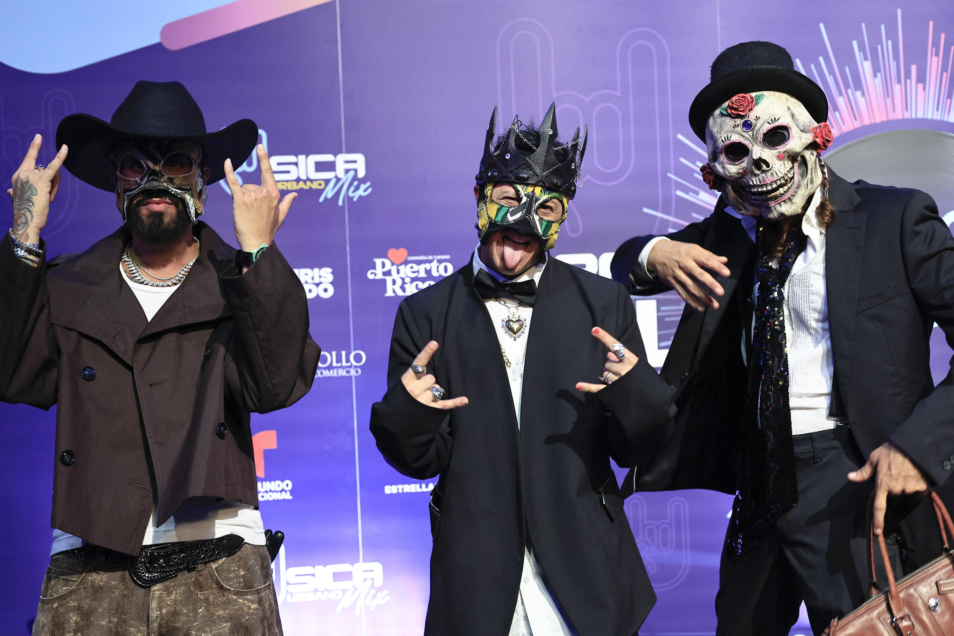 Integrantes de Los Chinchillos Del Caribe posan en la alfombra roja de los Premios Tu Música Urbano este jueves, en el Distrito T-Mobile en San Juan (Puerto Rico). EFE/ Thais Llorca
