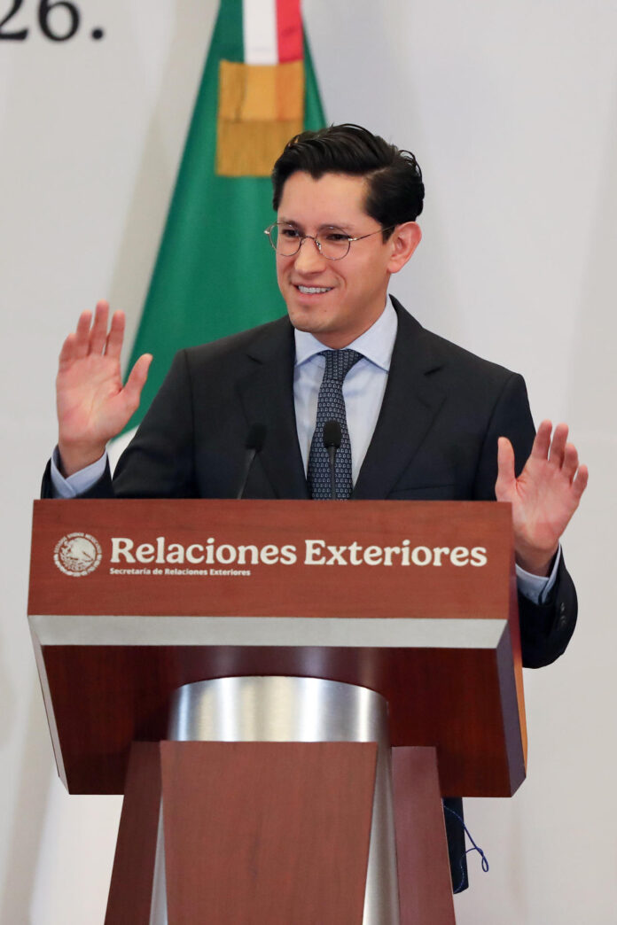 El canciller mexicano, Roberto Velasco, habla en una rueda de prensa este jueves, en Ciudad de México (México). EFE/ Mario Guzmán
