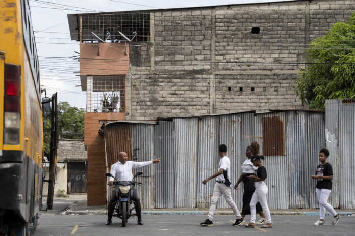 Luis Arroyo (i) padre de los niños Ismael y Josué, víctimas de desaparición forzada reacciona en Guayaquil (Ecuador). EFE/ Mauricio Torres
