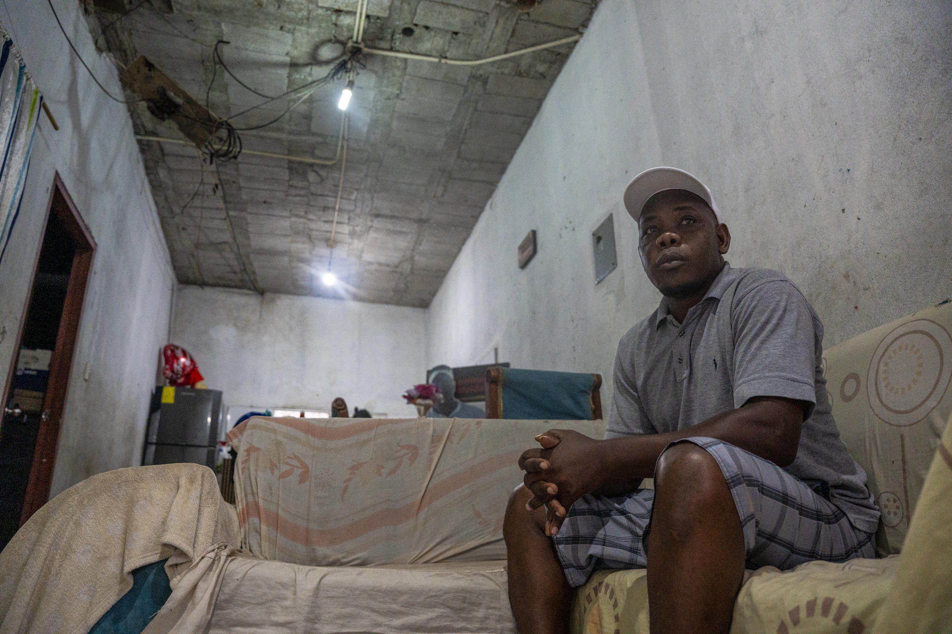 Ronny Medina padre del niño Gerald Steve víctima de desaparición forzada habla en Guayaquil (Ecuador). EFE/ Mauricio Torres
