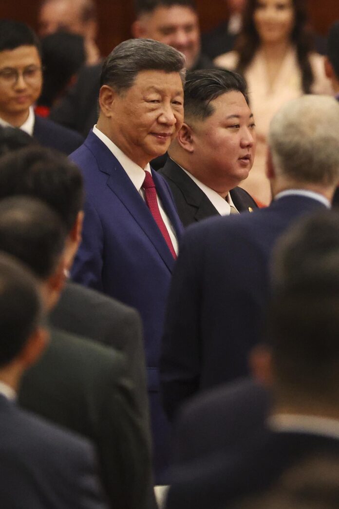 Archivo - Pekín (China), 03/09/2025.- El presidente chino, Xi Jinping (arriba a la izquierda), y el líder norcoreano, Kim Jong-un (arriba a la derecha), en el Gran Salón del Pueblo en Pekín. EFE/EPA/JESSICA LEE
