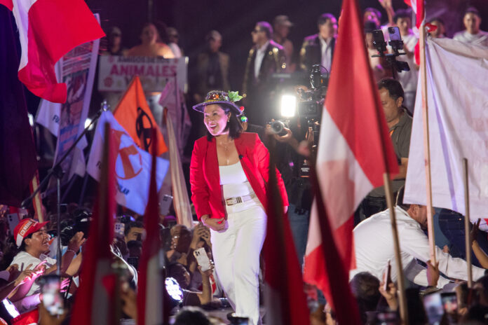 La candidata derechista Keiko Fujimori (c), reacciona durante el cierre de campaña en Lima (Perú). EFE/ Renato Pajuelo
