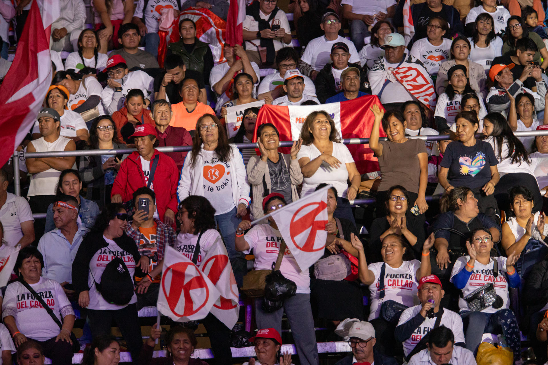 Personas participan en el cierre de campaña de la candidata derechista Keiko Fujimori en Lima (Perú). EFE/ Renato Pajuelo
