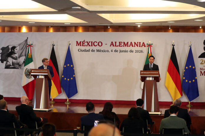 El canciller mexicano Roberto Velasco (d) y su homólogo alemán, Johann Wadephul participan durante una conferencia de prensa este jueves, en la Ciudad de México (México). EFE/Mario Guzmán
