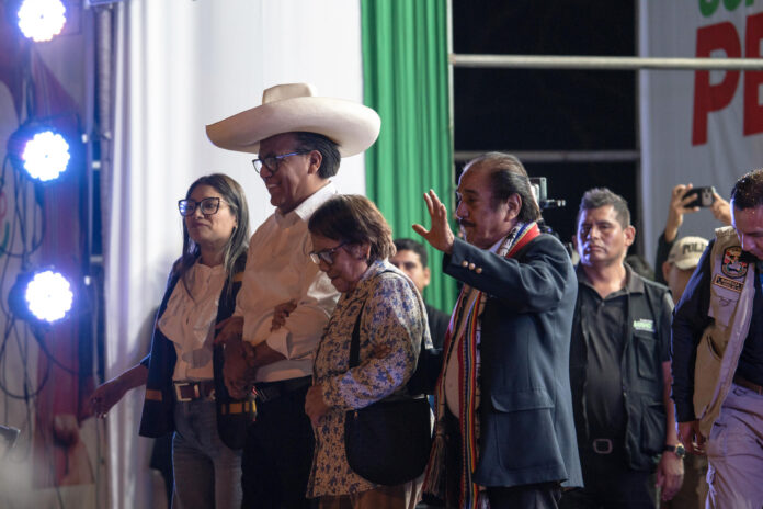 El candidato a la Presidencia de Perú, Roberto Sánchez, reacciona junto a sus familiares durante el cierre de campaña en Lima (Perú). EFE/ John Reyes
