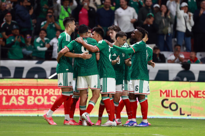Jugadores de México celebran un gol este jueves, durante un partido amistoso entre México y Serbia previo a la Copa Mundial de Fútbol 2026, en el estadio Nemesio Diez en Toluca (México). EFE/ Alex Cruz
