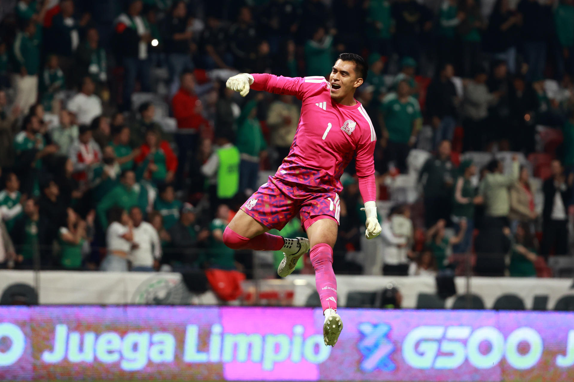 El guardameta de la selección de México Raul Rangel celebra este jueves la goleada por 5-1 sobre Serbia en partido de preparación para el Mundial jugado en el estadio Nemesio Diez de Toluca. EFE/ Alex Cruz
