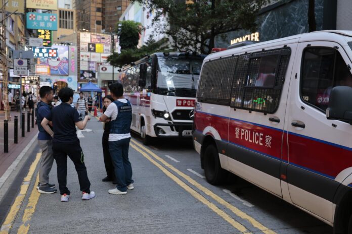Hong Kong (China), 06/04/2026.- Agentes y furgonetas policiales permanecen cerca del Parque Victoria, dónde históricamente se realizan vigilias anuales para honrar a las víctimas de Tiananmen, en Hong Kong, China, el 4 de junio de 2026.
EFE/EPA/MAY JAMES

