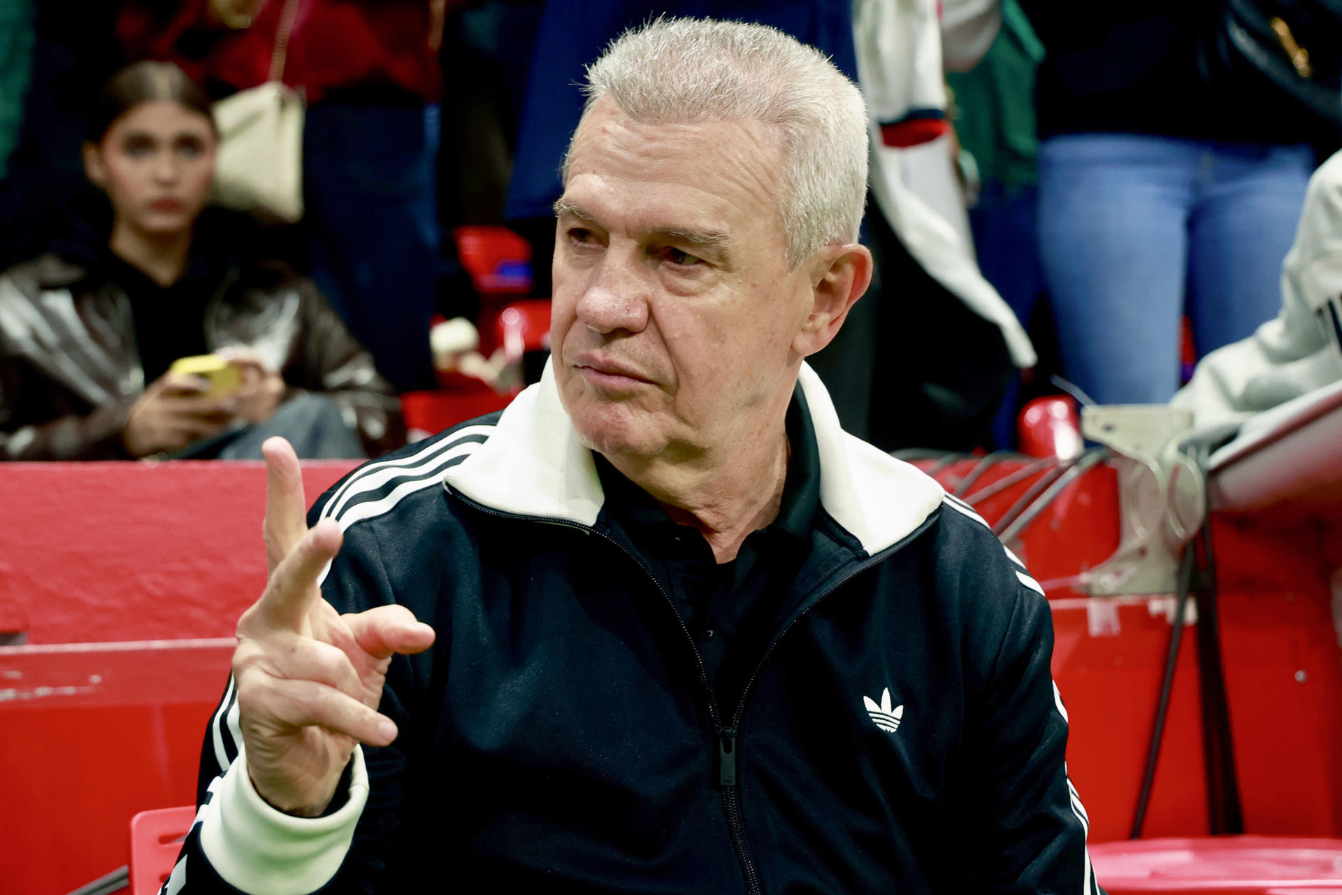 El seleccionador de México, Javier Aguirre, en un momento del partido amistoso contra Serbia previo a la Copa Mundial de Fútbol, el jueves en el estadio Nemesio Diez en Toluca (México). EFE/ Felipe Gutiérrez
