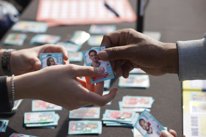 Aficionados al fútbol se reúnen para intercambiar láminas del álbum del Mundial 2026 en el 'Cambiatón de láminas mundialeras', el pasado domingo 31 de mayo, en el estadio Bicentenario de La Florida, en Santiago (Chile). EFE/ Elvis González
