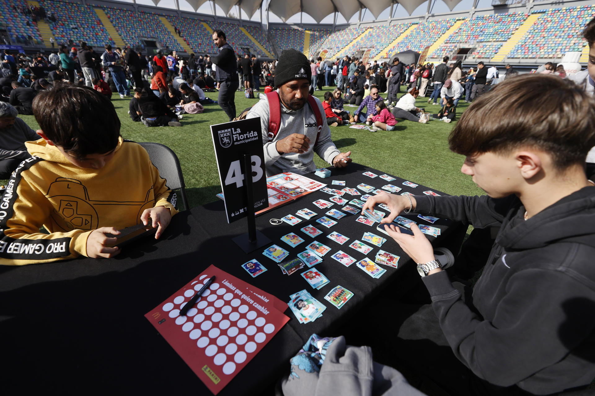 Aficionados al fútbol se reúnen para intercambiar láminas del álbum del Mundial 2026 en el 'Cambiatón de láminas mundialeras', el pasado domingo 31 de mayo, en el estadio Bicentenario de La Florida, en Santiago (Chile). EFE/ Elvis González
