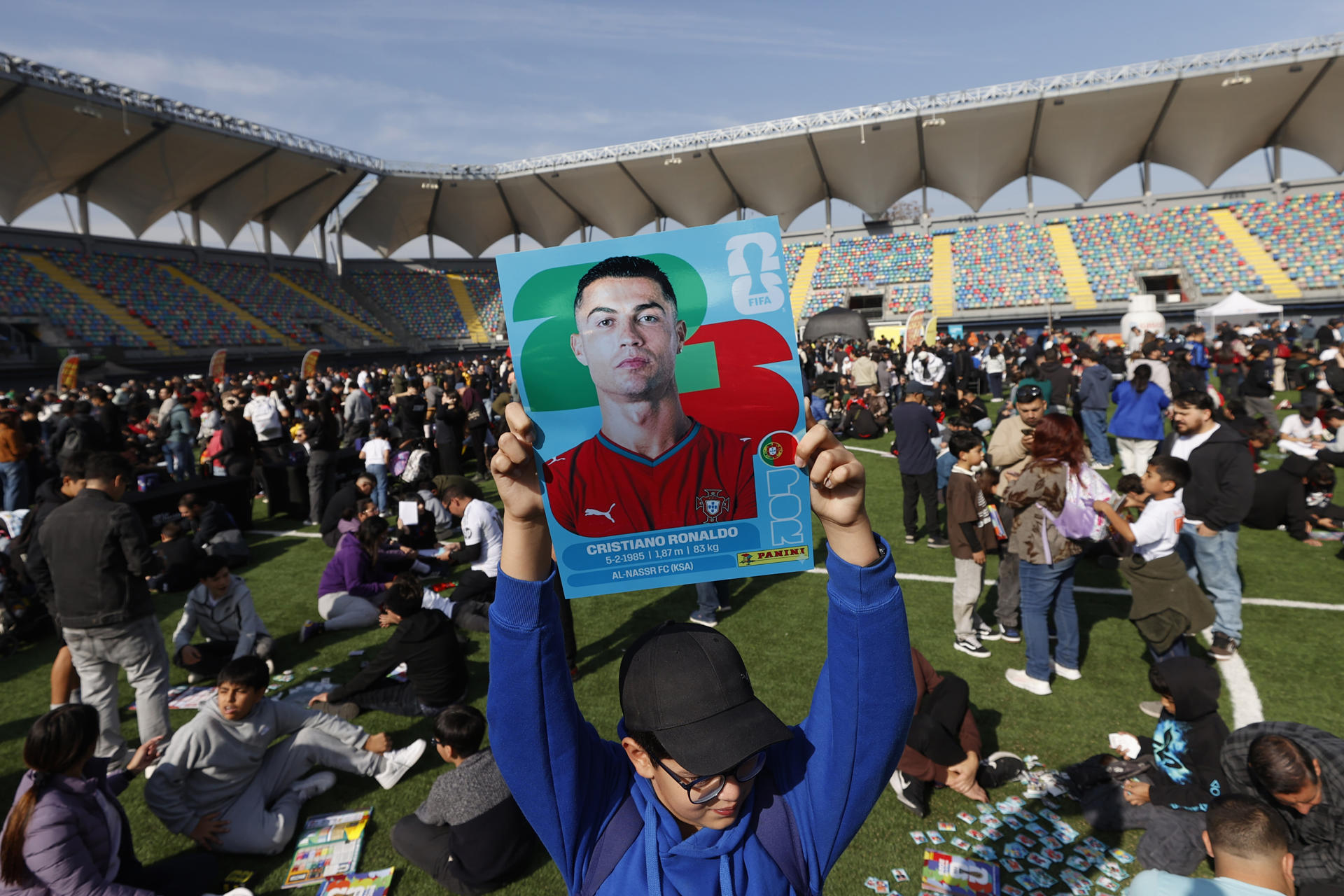 Aficionados al fútbol se reúnen para intercambiar láminas del álbum del Mundial 2026 en el 'Cambiatón de láminas mundialeras', el pasado domingo 31 de mayo, en el estadio Bicentenario de La Florida, en Santiago (Chile). EFE/ Elvis González
