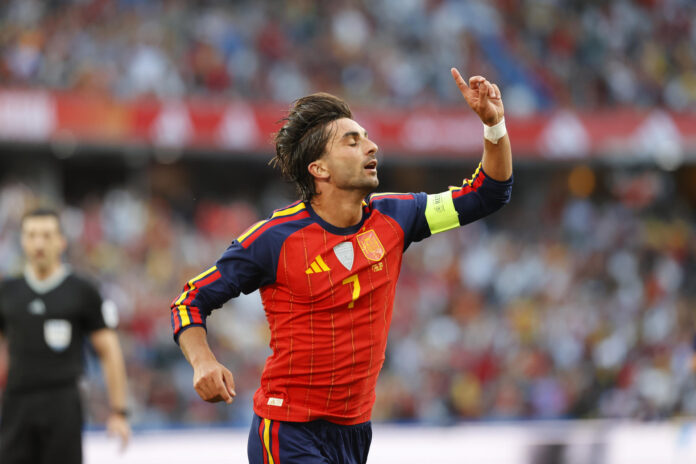 El delantero de la selección española de fútbol Ferran Torres celebra tras marcar ante Irak, durante el partido amistoso de preparación para el Mundial que los combinados nacionales de España e Irak disputaron este jueves en el estadio de Riazor, en A Coruña. EFE/Cabalar

