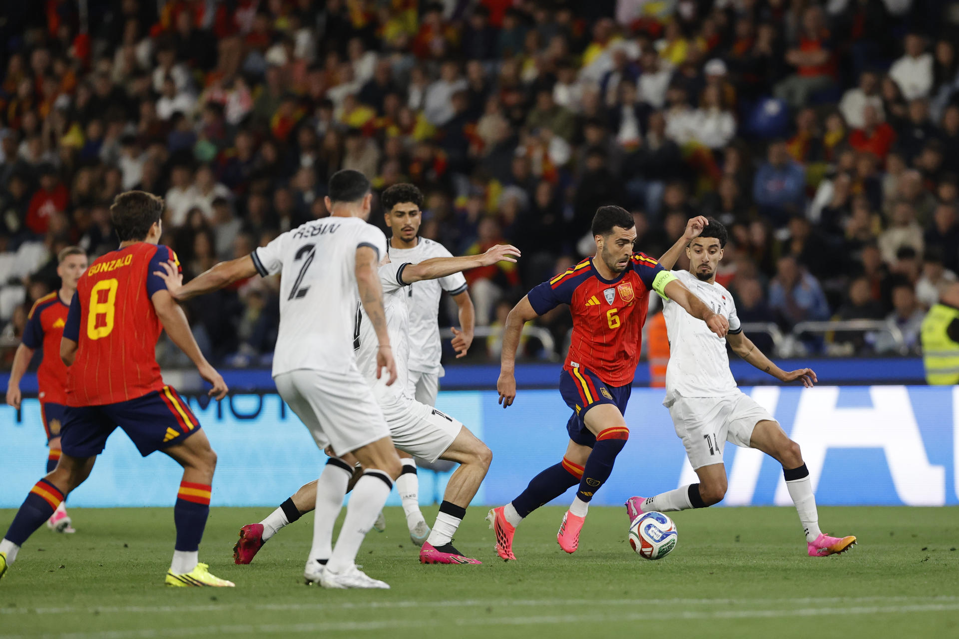 El centrocampista español Mikel Merino (2d) se escapa de Zidane Iqbal (d), de la selección iraquí, durante el partido amistoso de preparación para el Mundial que los combinados nacionales de España e Irak disputaron este jueves en el estadio de Riazor, en A Coruña. EFE/Cabalar
