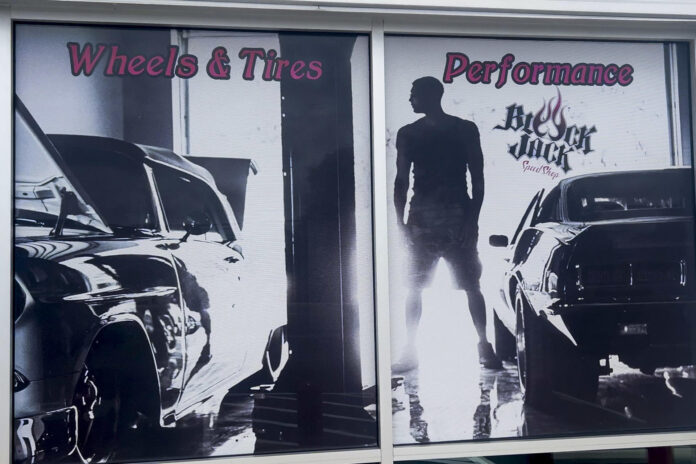 En San Antonio las Finales también se juegan en el BlackJack Speed Shop. Es la tienda que tunea coches propiedad del quíntuple campeón NBA Tim Duncan. Llantas gigantes, suspensiones especiales y sistemas de escape. Texas no solo es baloncesto, es motor. Jason Peña, socio de Duncan, abre la tienda para EFE. EFE/Andrea Montolivo
