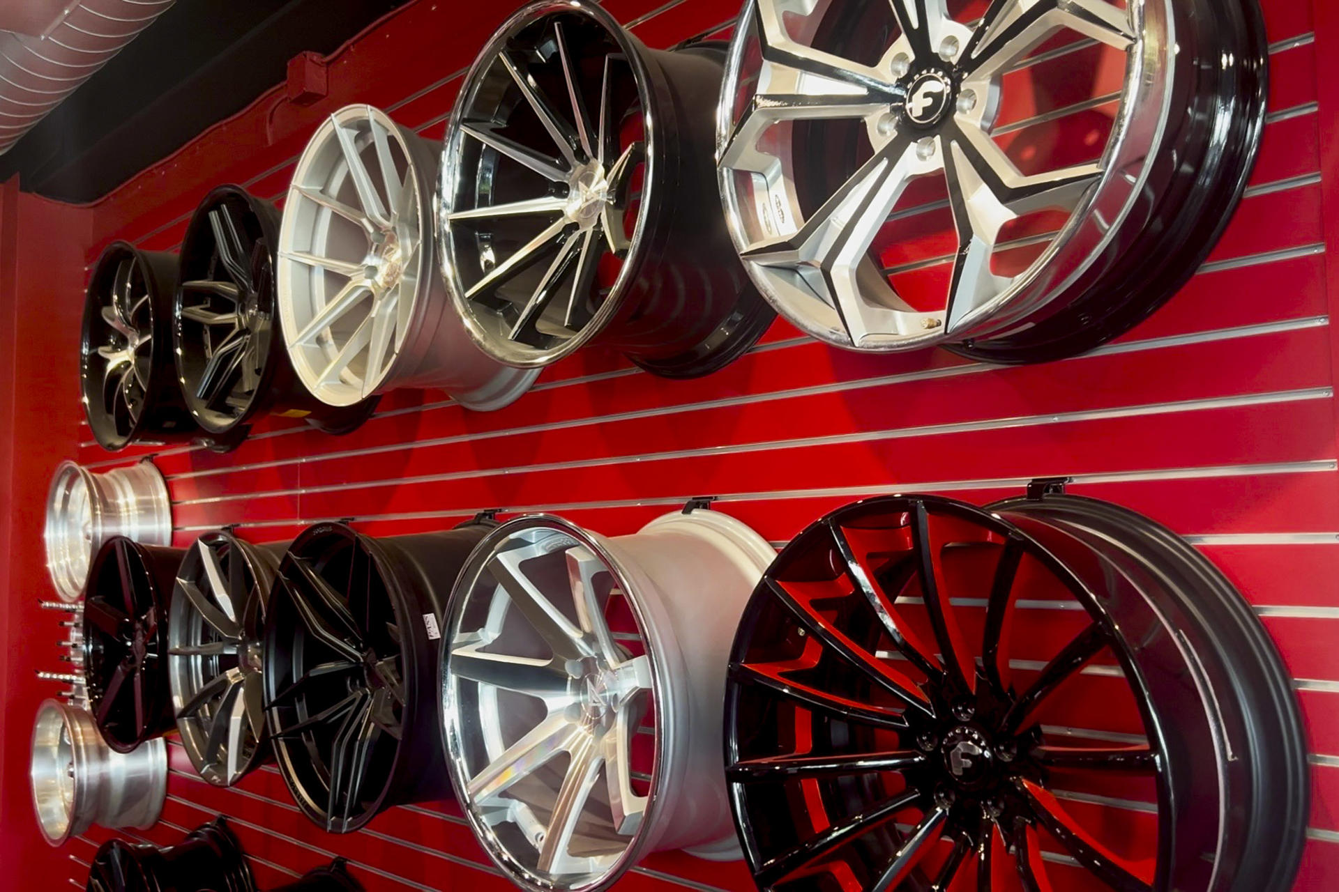 SAN ANTONIO, 05/06/2026.- En San Antonio las Finales también se juegan en el BlackJack Speed Shop. Es la tienda que tunea coches propiedad del quíntuple campeón NBA Tim Duncan. Llantas gigantes, suspensiones especiales y sistemas de escape. Texas no solo es baloncesto, es motor. Jason Peña, socio de Duncan, abre la tienda para EFE. EFE/Andrea Montolivo

