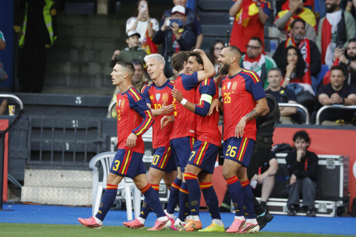 Los jugadores de la selección española de fútbol celebran el 1-0, durante el partido amistoso de preparación para el Mundial que los combinados nacionales de España e Irak disputaron este jueves en el estadio de Riazor, en A Coruña. EFE/Lavandeira
