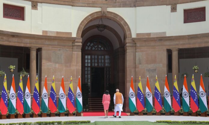 El primer ministro de la India, Narendra Modi (d), con la presidenta encargada de Venezuela, Delcy Rodriguez (i), durante la visita de esta al país asiático. EFE/EPA/RAJAT GUPTA
