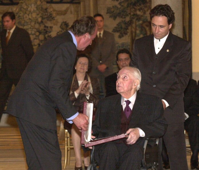 Pedro Laín Entralgo (c) recibe el Premio Ramón Menéndez Pidal de Investigación Humanística y Científica, de manos del rey don Juan Carlos. EFE/ANGEL MILLAN
