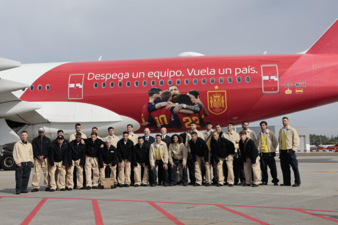 Los jugadores y el cuerpo técnico de la selección española posan ante el avión que llevará al equipo a EEUU para disputar el Mundial 2026. EFE/ Lavandeira Jr
