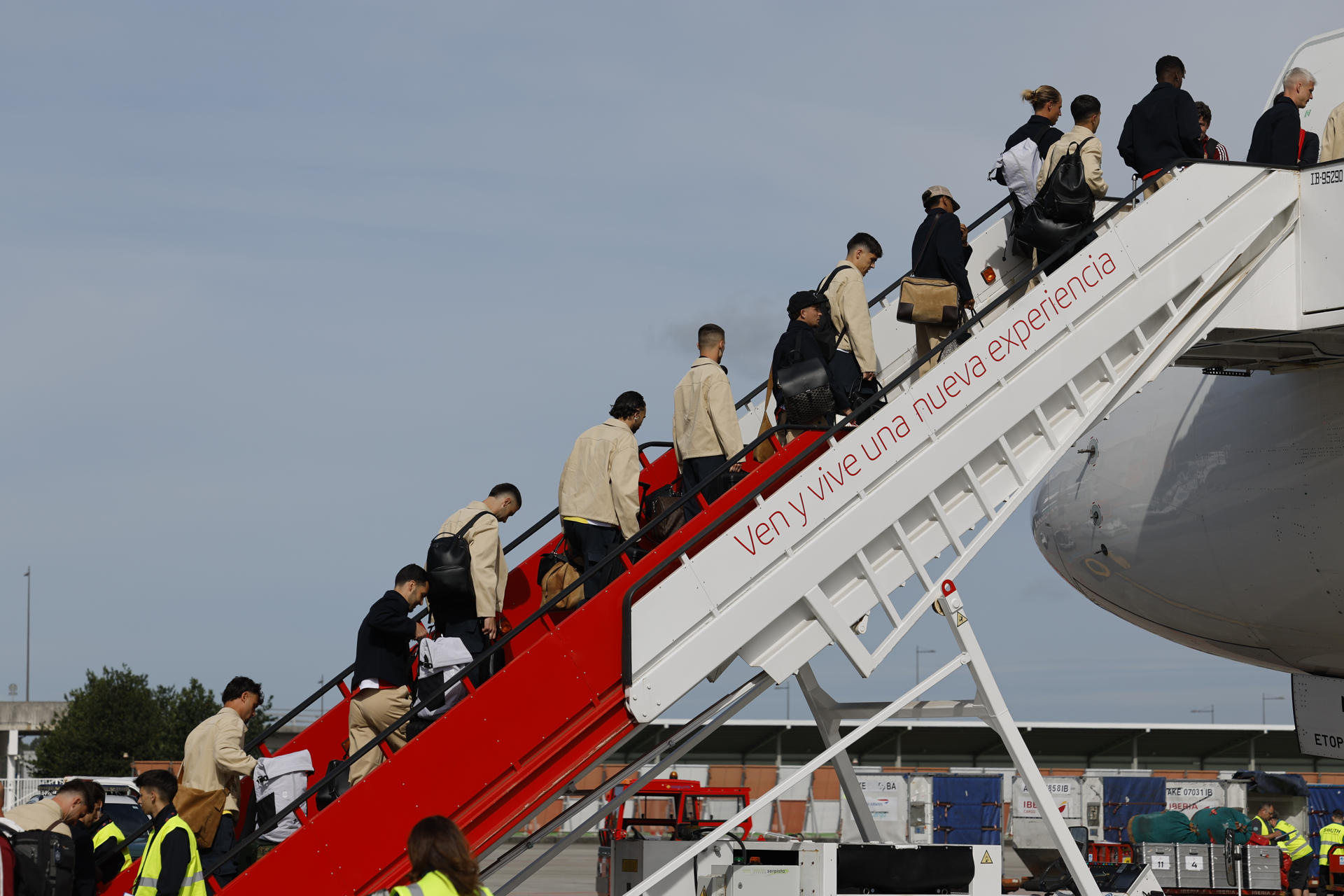Los jugadores y el cuerpo técnico de la selección española embarcan en el avión que llevará al equipo a EEUU para disputar el Mundial 2026. EFE/ Lavandeira Jr
