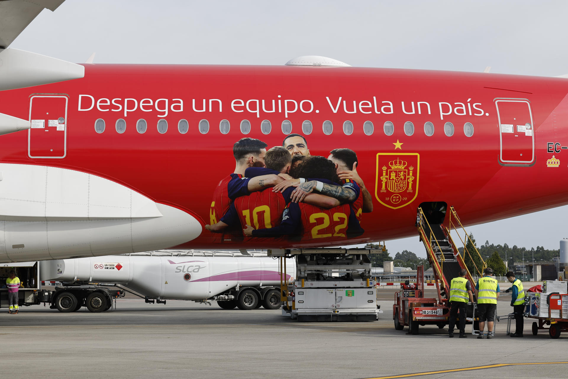 Vista del avión que llevará a la selección masculina de fútbol desde Santiago de Compostela rumbo a Nashville (EE.UU) para desde ahí desplazarse a Chattanooga, donde estará su cuartel general durante el Mundial 2026 este viernes. EFE/ Lavandeira Jr
