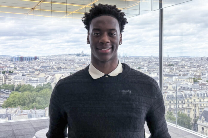 El jugador de baloncesto AJ Dybantsa, uno de los favoritos para ser el primero en el Draft de la NBA de 2026, atiende a EFE en París donde se encuentra de gira comercial. EFE/Pol Lloberas
