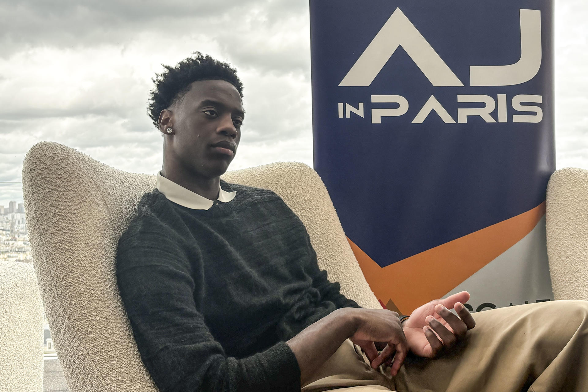 El jugador de baloncesto AJ Dybantsa, uno de los favoritos para ser el primero en el Draft de la NBA de 2026, atiende a EFE en París donde se encuentra de gira comercial. EFE/Pol Lloberas
