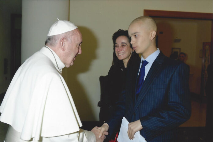 El joven hispanobritánico Pedro Ballester con el papa Francisco en 2015. EFE/ Opus Dei Information Office SOLO USO EDITORIAL/SOLO DISPONIBLE PARA ILUSTRAR LA NOTICIA QUE ACOMPAÑA (CRÉDITO OBLIGATORIO)
