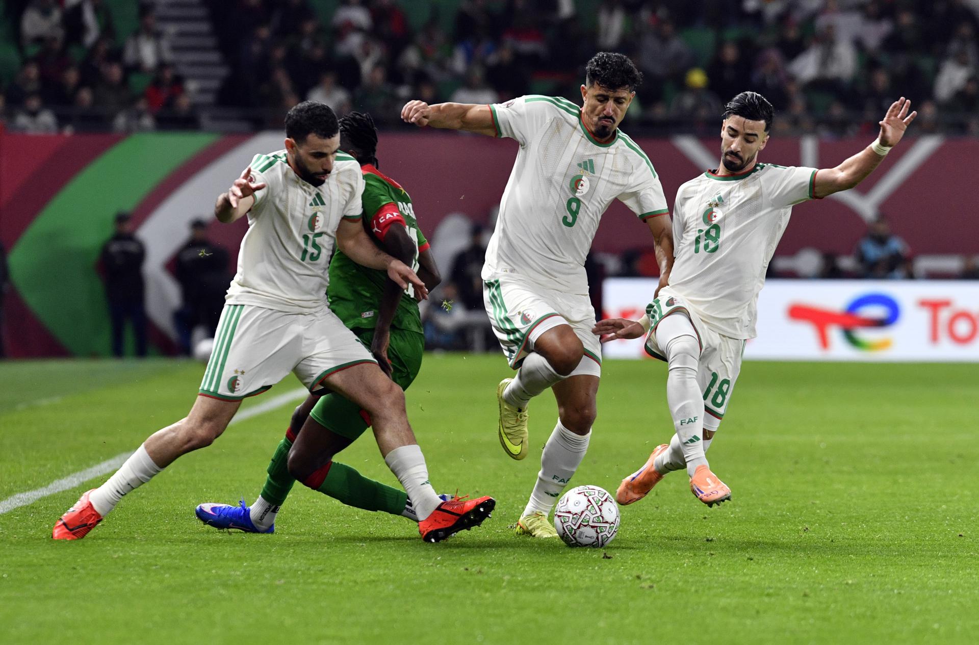 Fotografía de Jalal Morchidi, en la que puede verse en una imagen de archivo del 28 de diciembre de 2025 a los futbolistas de Argelia Rayan Ait Nouri (i), Baghdad Bounedjah (c) and Mohammed-Elamine Amoura (d), durante un partido con su selección. EFE

