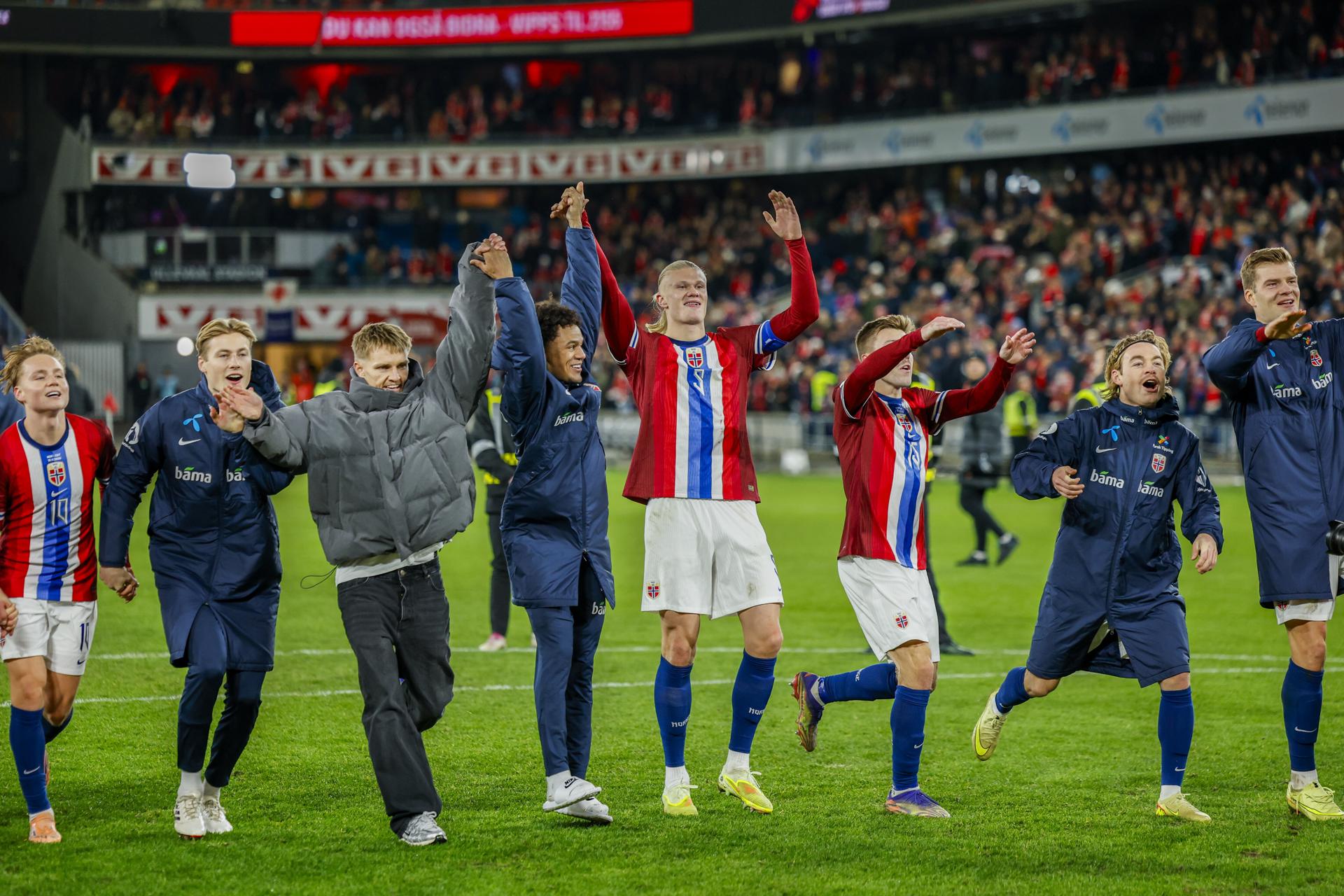 Fotografía de Jonas Been Henriksen, en la que puede verse en una imagen de archivo del 13 de noviembre de 2025 a los futbolistas de Noruega (i-d) Andreas Schjelderup, Sander Tangvik, Martin Odegaard, Oscar Bobb, Erling Braut Haaland, Fredrik Bjorkan, Patrick Berg y Alexander Sorloth, tras un partido con su selección. EFE *Prohibido su uso en Noruega*
