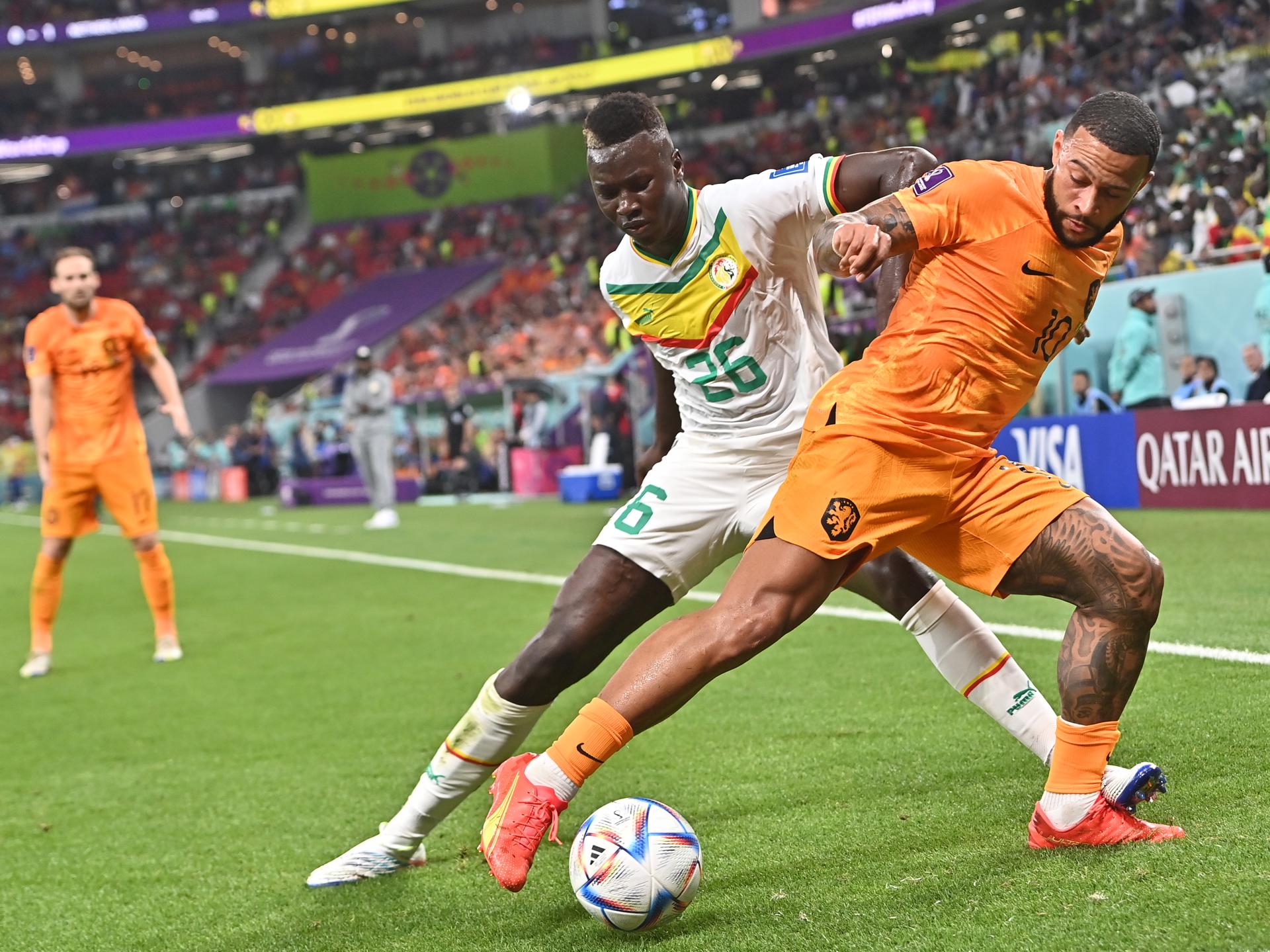 Fotografía de Noushad Thekkayil, en la que puede verse en una imagen de archivo del 21 de noviembre de 2022 al futbolista de Senegal Pape Gueye (i), durante un partido frente a Países Bajos. EFE
