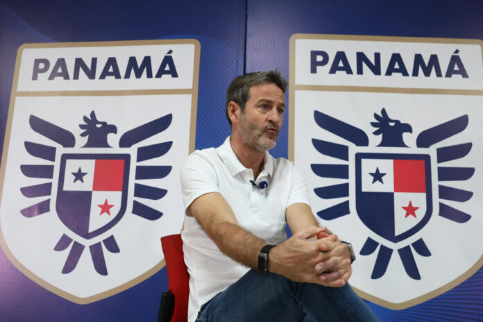 Fotografía de Carlos Lemos, en la que puede verse en una imagen de archivo del pasado 30 de abril al seleccionador de Panamá, Thomas Christiansen, durante una entrevista con EFE. EFE

