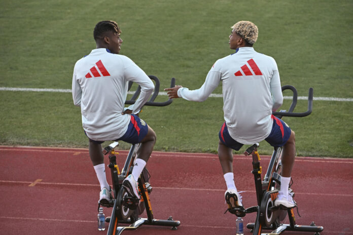 Fotografía de Fernando Villar, en la que puede verse en una imagen de archivo del 1 de septiembre de 2025 a los delanteros de la selección española Lamine Yamal (d) y Nico Williams (i), durante un entrenamiento. EFE
