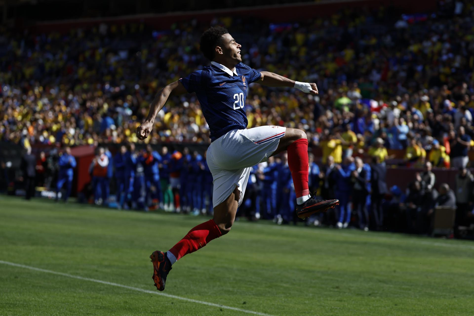 Fotografía de Will Oliver, en la que puede verse en una imagen de archivo del pasado 29 de marzo al francés Desire Doue, durante un partido con su selección. EFE
