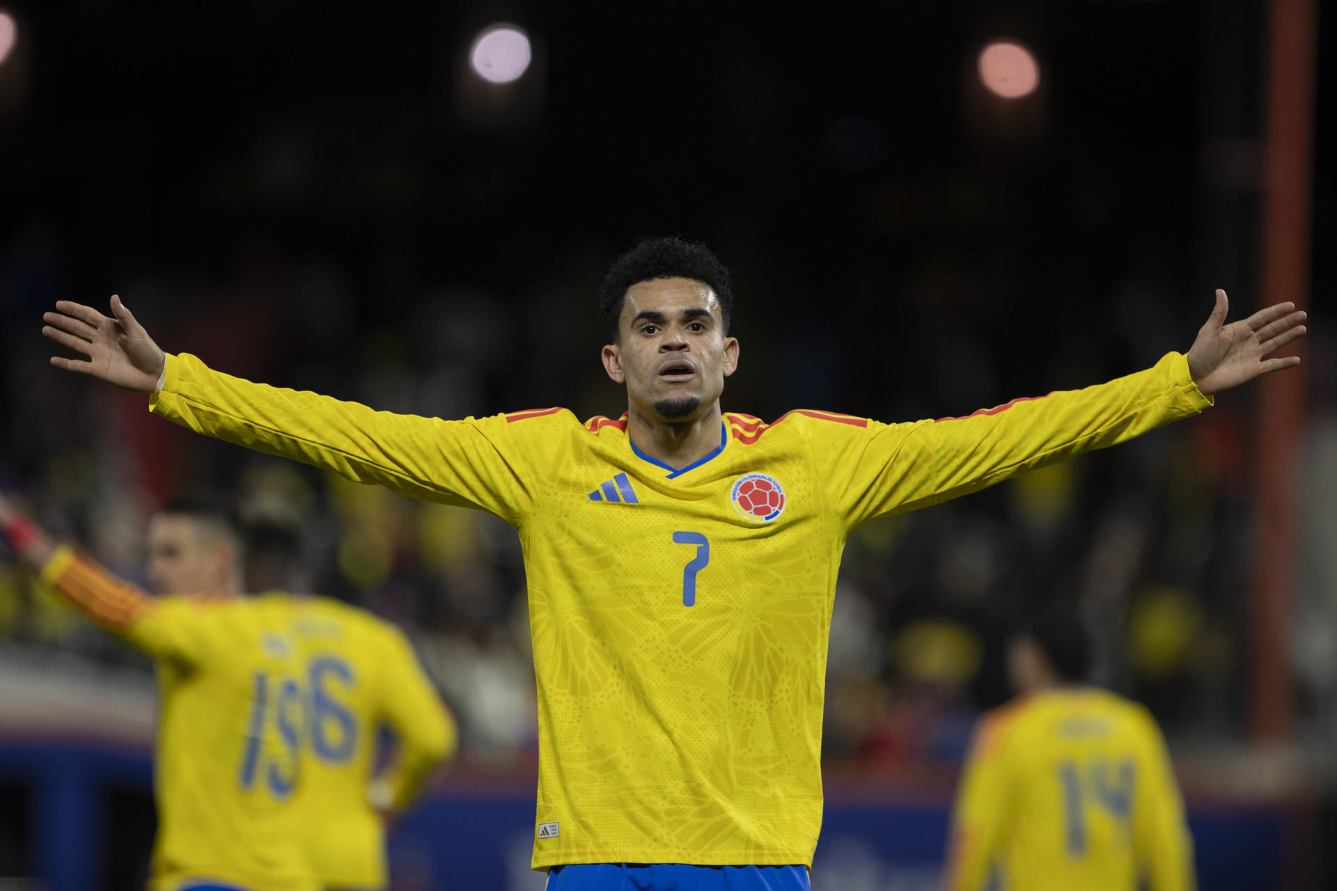 Fotografía de Ángel Colmenares, en la que puede verse en una imagen de archivo del pasado 3 de marzo al futbolista del Bayern Múnich Luis Díaz, durante un partido con la selección de Colombia. EFE
