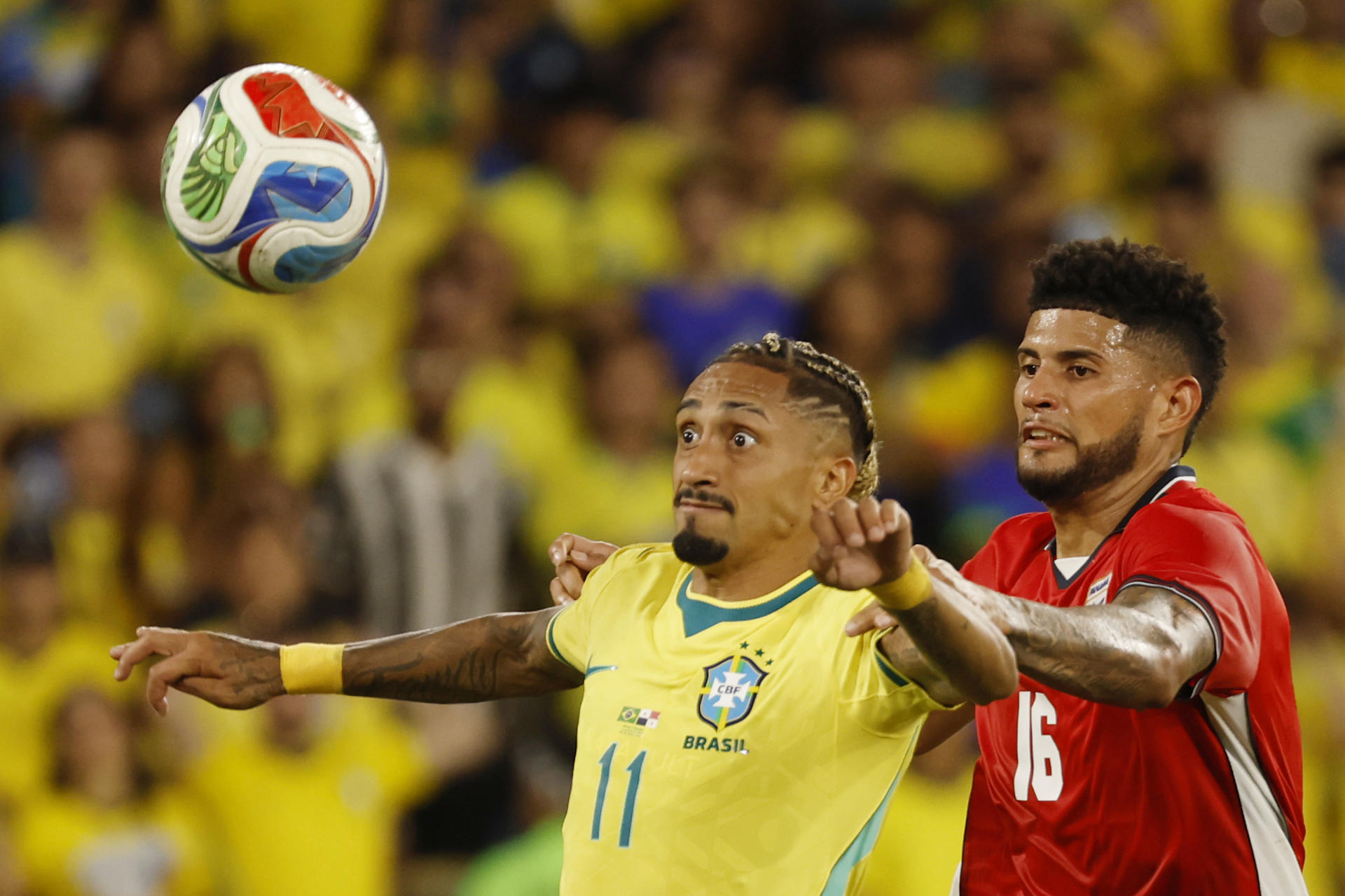Fotografía de Antonio Lacerda en la que puede verse en una imagen del pasado 31 de mayo al futbolista del Barcelona Raphinha (i), durante un partido con la selección de Brasil. EFE
