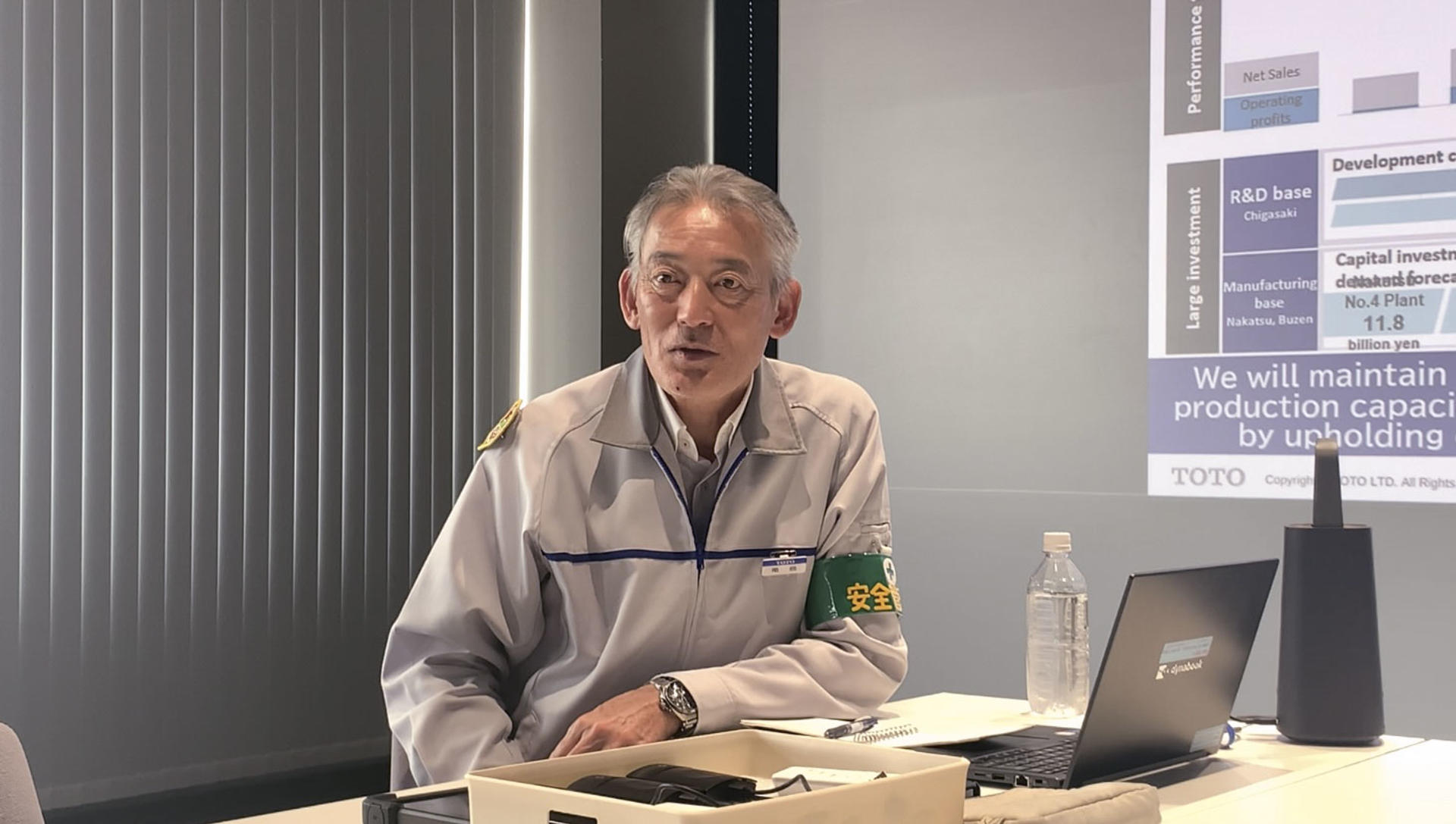 CHIGASAKI (JAPÓN), 05/06/2026.- El gerente general del departamento de cerámicas avanzadas de Toto, Junji Kameshima durante una entrevista con la Agencia EFE en la ciudad de Chigasaki, en Japón. El mayor fabricante de baños de Japón, la inventora del sazonador umami o un gigante de la fotografía son algunas de las empresas japonesas que inesperadamente producen piezas clave en la cadena de suministro de semiconductores, cosechando así importantes beneficios económicos por el auge de la inteligencia artificial (IA). EFE/ Paula Gracia
