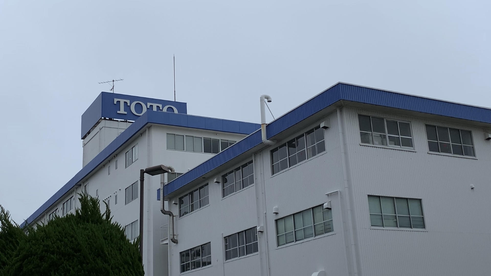 CHIGASAKI (JAPÓN), 05/06/2026.- Vista del edificio del centro de I+D de TOTO en la ciudad Chigasaki en Japón. El mayor fabricante de baños de Japón, la inventora del sazonador umami o un gigante de la fotografía son algunas de las empresas japonesas que inesperadamente producen piezas clave en la cadena de suministro de semiconductores, cosechando así importantes beneficios económicos por el auge de la inteligencia artificial (IA). EFE/ Paula Gracia
