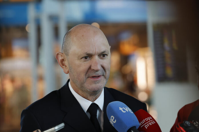 El presidente de la RFEF, Rafael Louzán, hace declaraciones a los medios antes de que los jugadores y el cuerpo técnico de la selección española embarquen en el avión que llevará al equipo a EEUU antes de que embarquen en el aeropuerto de Santiago de Compostela este viernes. La selección masculina de fútbol viaja este viernes a las 10.00 horas desde Santiago de Compostela rumbo a Chattanooga, en el estado de Tennessee (EE.UU.), donde estará su cuartel general durante el Mundial 2026. EFE/ Lavandeira Jr
