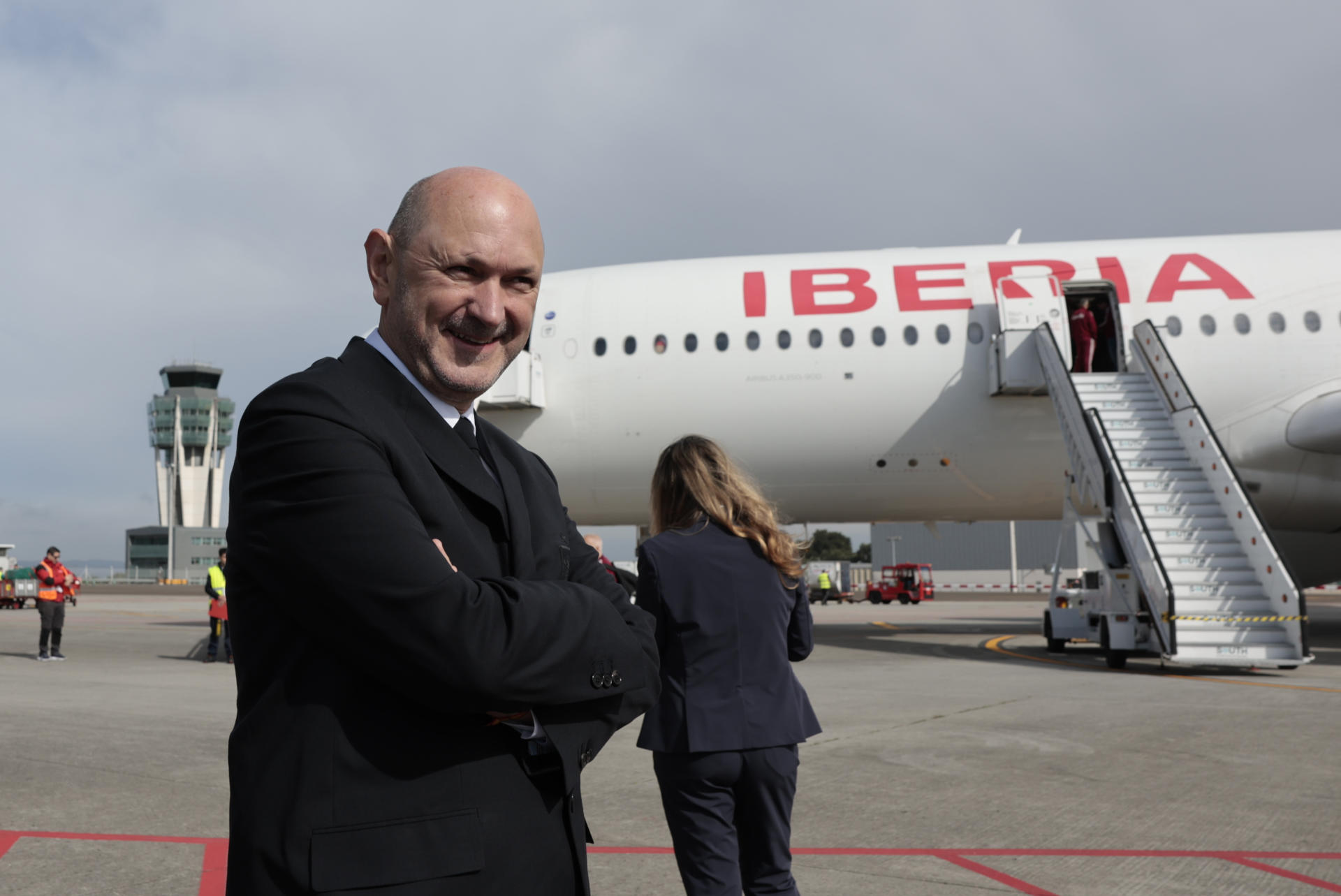 El presidente de la RFEF, Rafael Louzán, antes de que los jugadores y el cuerpo técnico de la selección española embarquen en el avión que llevará al equipo a EEUU antes de que embarquen en el aeropuerto de Santiago de Compostela este viernes. La selección masculina de fútbol viaja este viernes a las 10.00 horas desde Santiago de Compostela rumbo a Chattanooga, en el estado de Tennessee (EE.UU.), donde estará su cuartel general durante el Mundial 2026. EFE/ Lavandeira Jr
