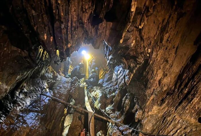 Una fotografía de archivo facilitada por Metta Tham Kalasin Rescue muestra a buzos tailandeses realizando una operación de rescate para siete laosianos atrapados en una cueva inundada en la provincia de Xaysomboun, Laos, el 29 de mayo de 2026. 
EFE/EPA/METTA THAM KALASIN RESCUE HANDOUT BEST QUALITY AVAILABLEHANDOUT EDITORIAL USE ONLY/NO SALES
