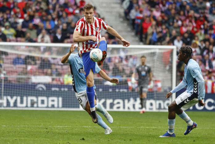 Fotografía de Sergio Pérez, en la que puede verse en una imagen de archivo del pasado 9 de mayo al delantero noruego del Atlético de Madrid Alexander Sorloth. EFE

