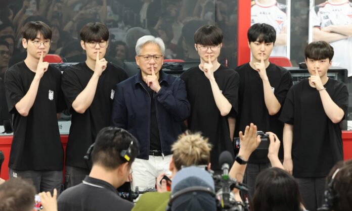 Seoul (Korea, Republic Of), 05/06/2026.- El director de Nvidia Corp, Jensen Huang, con jóvenes en Seúl, Corea del Sur. EFE/EPA/YONHAP SOUTH KOREA OUT
