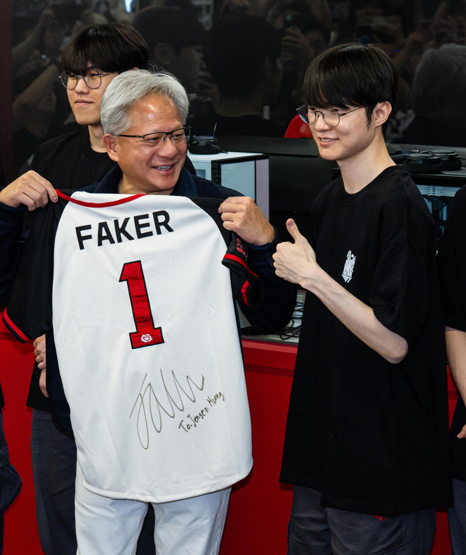 Seoul (Korea, Republic Of), 05/06/2026.- El director de Nvidia Corp, Jensen Huang, con jóvenes en Seúl, Corea del Sur. EFE/EPA/YONHAP SOUTH KOREA OUT
