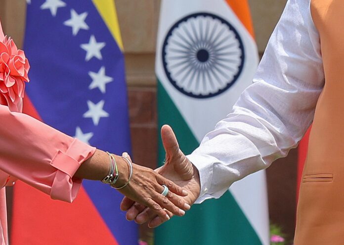 Fotografía de archivo, 04/06/2026, que muestra las manos de la presidenta encargada de Venezuela, Delcy Rodríguez, y del primer ministro de India, Narendra Modi, en Nueva Delhi. EFE/EPA/RAJAT GUPTA
